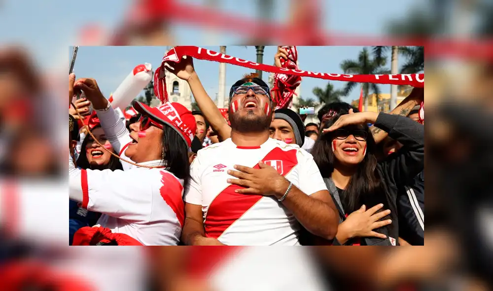 Hincha peruano entonando el himno nacional. Créditos: Jorge Cerdán / GLR
