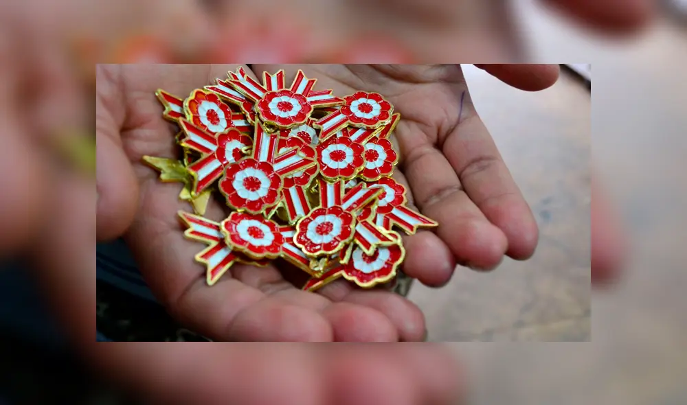 La escarapela es de uso tradicional en Fiestas Patrias . Foto: archivo La República La escarapela es de uso tradicional en Fiestas Patrias . Foto: archivo La República