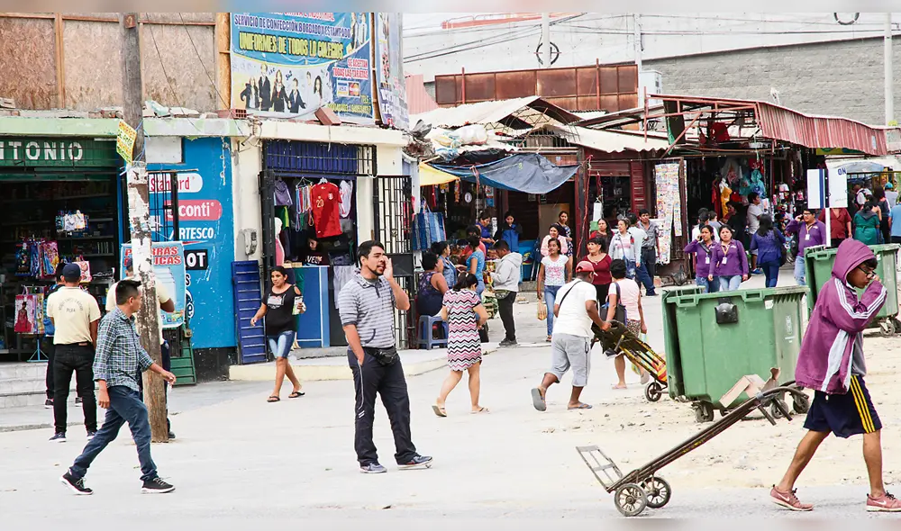 Comerciantes informales siguen apoderándose de las vías públicas del mercado en Piura. Foto: La República
