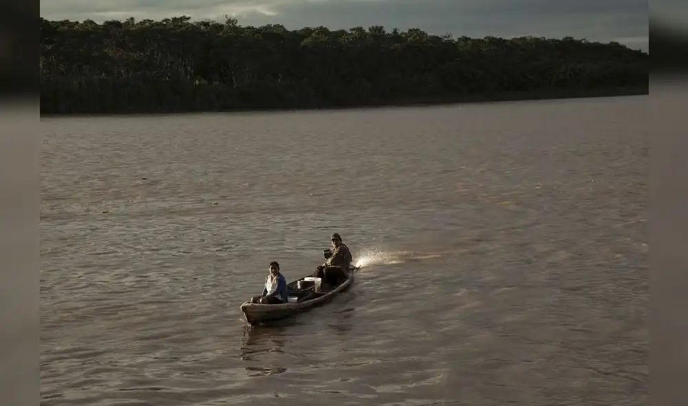 Ciudadanos se trasladan en balsas para ir a votar. Foto: La República/ referencial