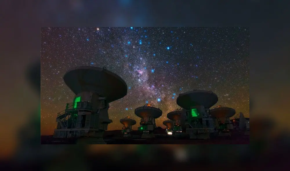 Según los expertos, este lugar de la galaxia es el lugar más idóneo para rastrear la potencial comunicación de una civilización extraterrestre. Imagen referencial: Antenas del interferómetro ALMA con la vista de la Vía Láctea en el fondo.