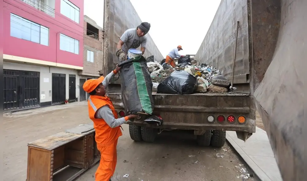 La limpieza en SJM se realiza con la ayuda de personal especializado y camiones de basura. Foto: Municipalidad de SJM