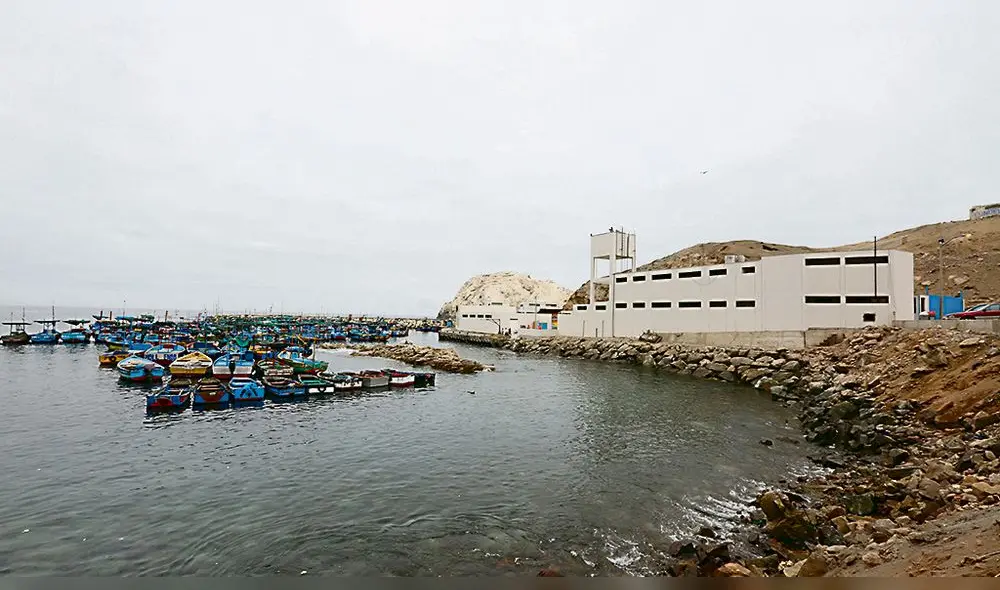 Desembarcadero El Faro en Matarani es uno de los puntos afectados por el oleaje. Foto: La República Desembarcadero El Faro en Matarani es uno de los puntos afectados por el oleaje. Foto: La República