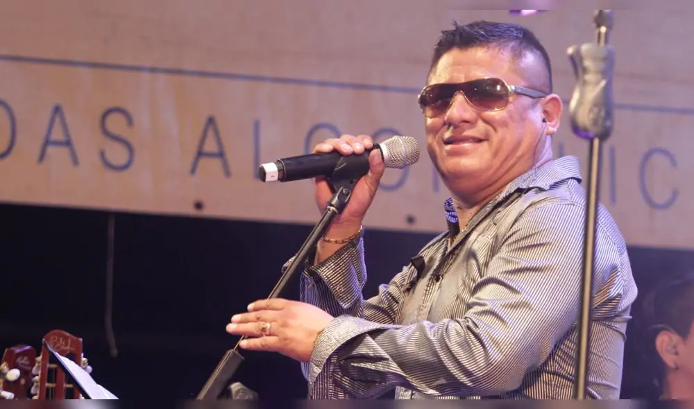 El cantante Robert Muñoz, líder de Clavito y su chela, tiene dificultades para respirar causa de la COVID-19. Foto: Robert Muñoz, Instagram fans