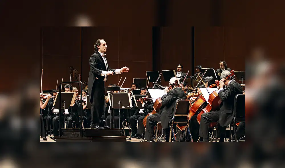 Fernando Valcárcel, dirige la Orquesta Sinfónica Nacional. Inician su temporada 2022 este viernes 11 de febrero.