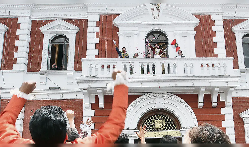 Ovación. El pueblo, con el corazón encendido, esperó la proclamación de la independencia. Foto: La República