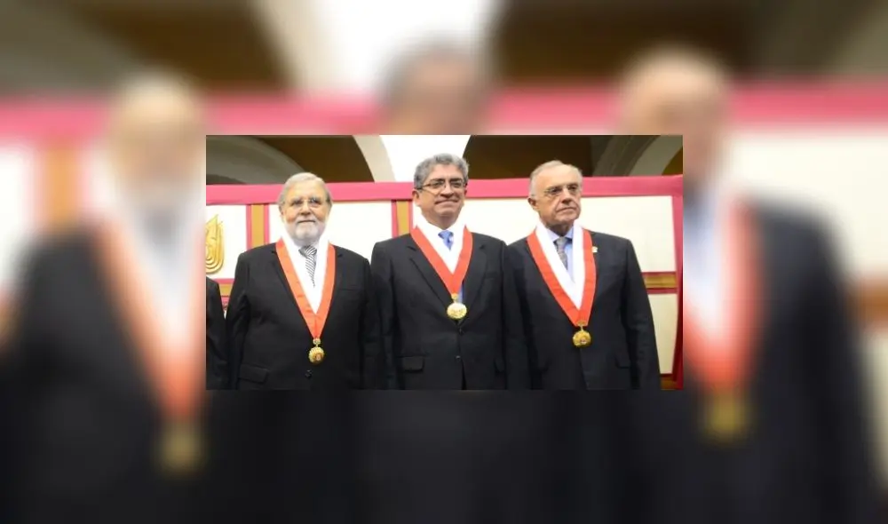 Los magistrados Ernesto Blume, José Luis Sardón y Augusto Ferrero votaron a favor de que se restituya la sentencia de 2013 que no consideraba los crímenes en El Frontón como de lesa humanidad. Foto: La República