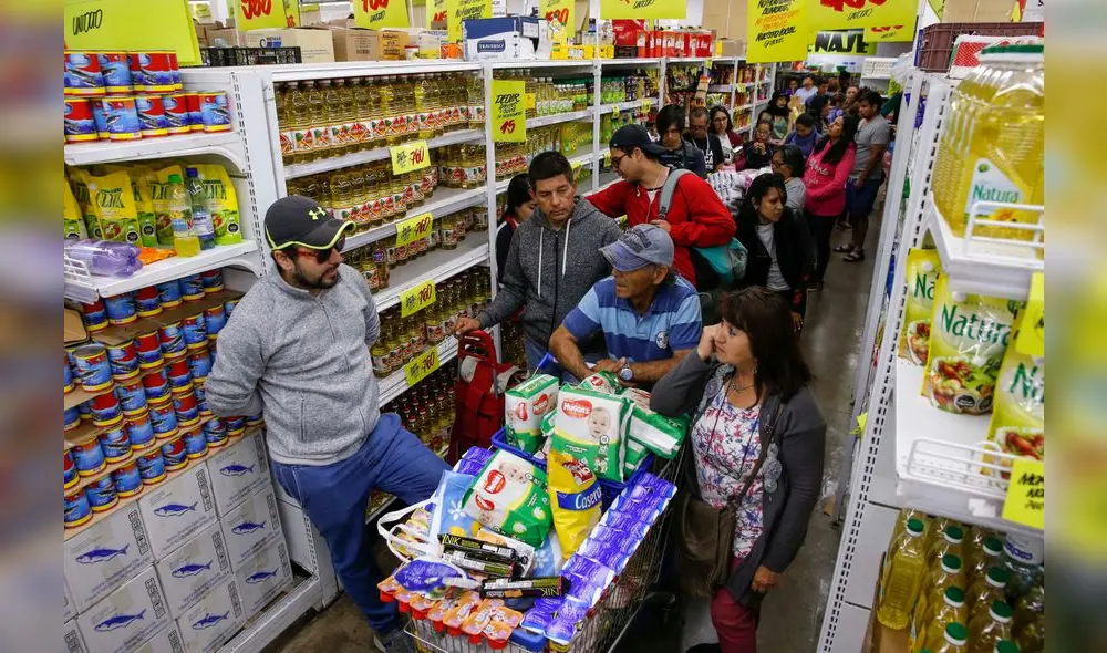 Personas hacen cola en un supermercado de Valparaíso, Chile. Foto: AFP