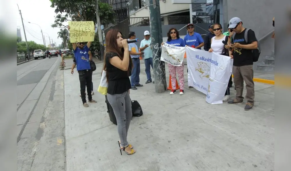 Flor de Los Milagros Contreras León, de La Resistencia, encabezó incursión frente a la Junta Nacional de Justicia. Foto: Antonio Melgarejo / La República. Flor de Los Milagros Contreras León, de La Resistencia, encabezó incursión frente a la Junta Nacional de Justicia. Foto: Antonio Melgarejo / La República.