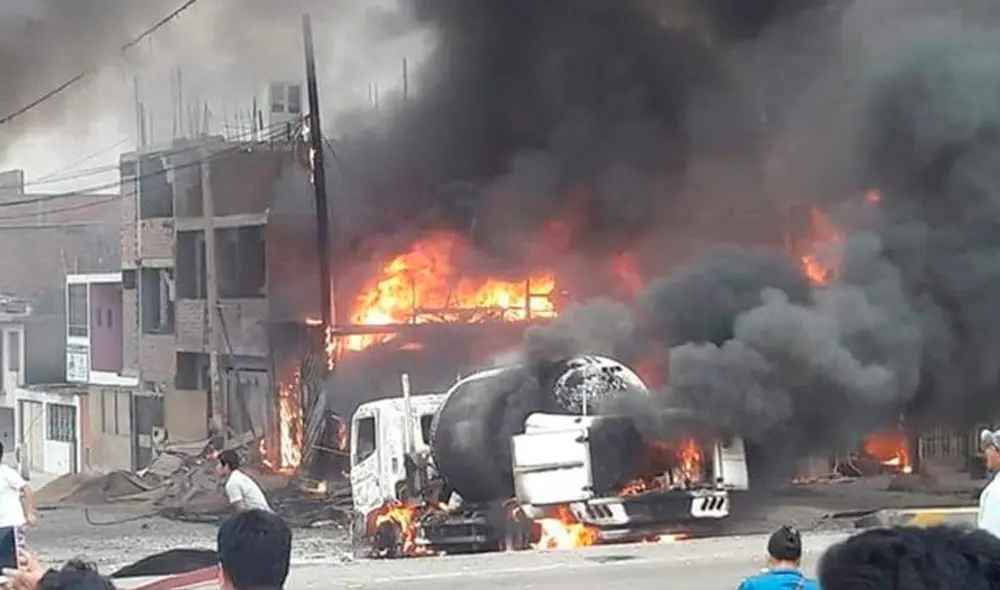 Este domingo 23 de enero se realizó una vigilia en memoria de los 34 fallecidos en la tragedia de Villa El Salvador. Foto: La República