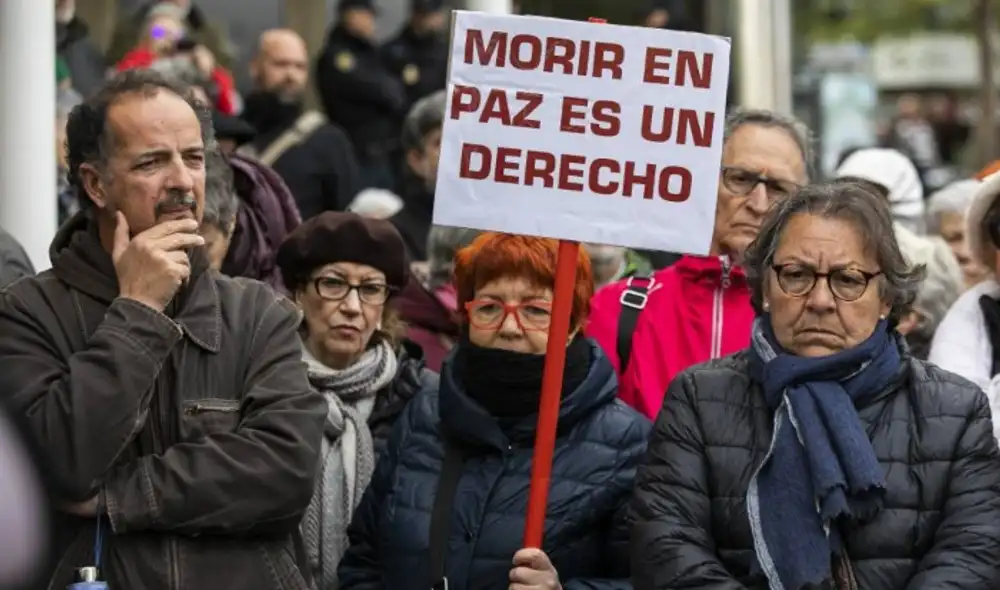 Españoles exigiendo que se apruebe el derecho a la eutanasia. Foto: difusión