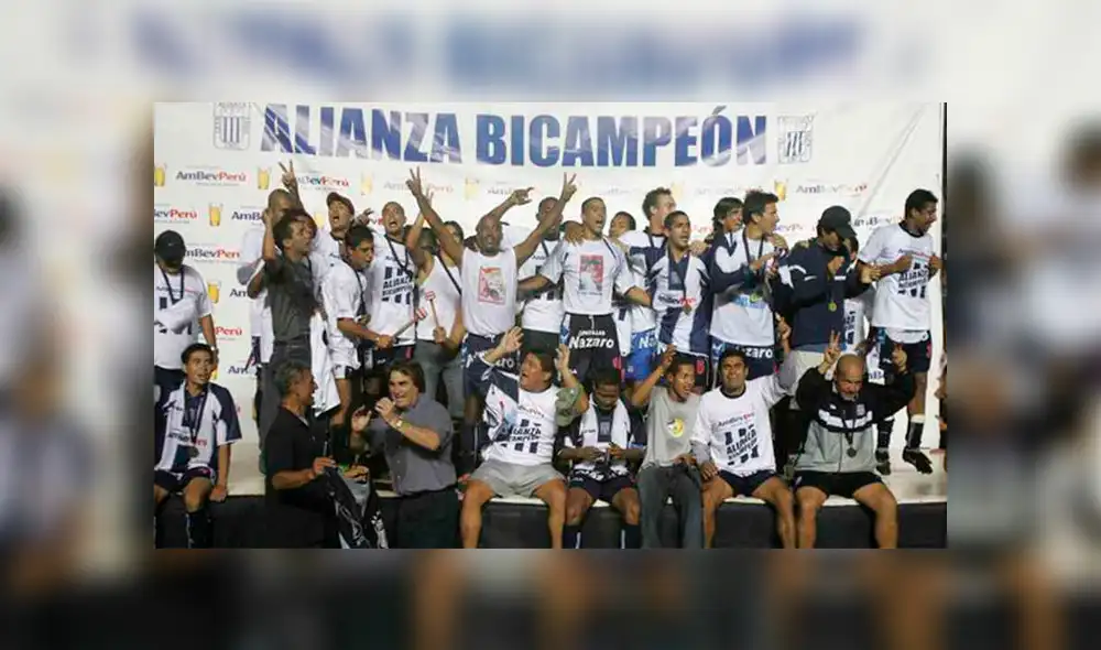 Alianza Lima bicampeón 2003-2004, tras ganarle dos finales a Sporting Cristal. Foto: Alianza Lima