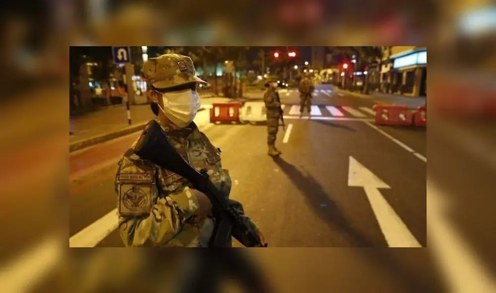 Las personas que son detenidas por no respetar la cuarentena son llevadas a la comisaría, donde se les indica el monto de la multa. Foto: referencial