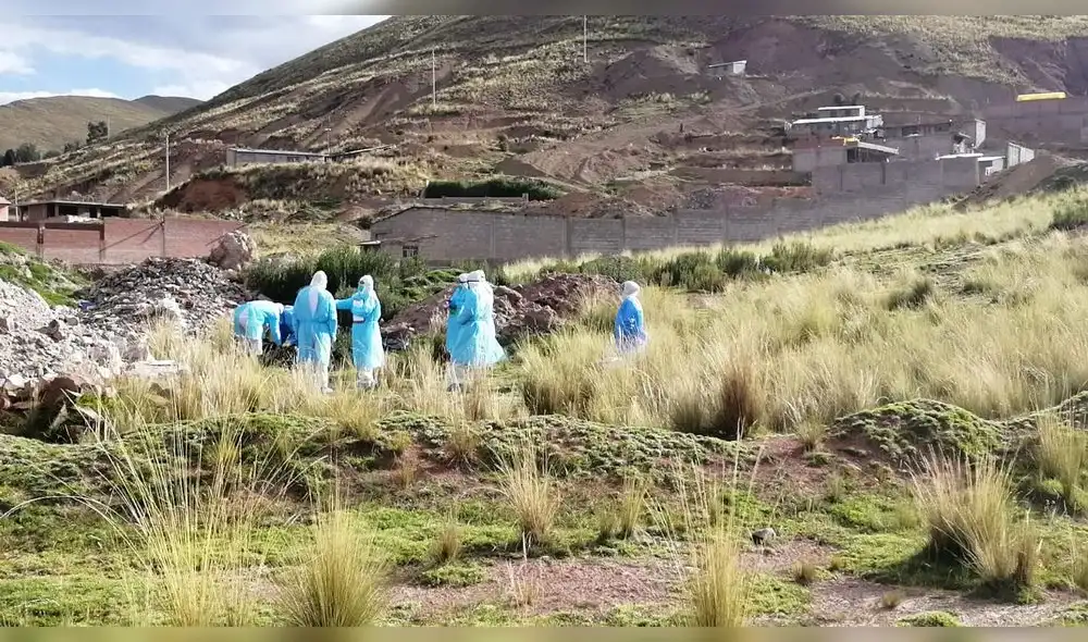 Agentes llegaron hasta la zona para proceder con el levantamiento del cuerpo. Foto: La República Agentes llegaron hasta la zona para proceder con el levantamiento del cuerpo. Foto: La República