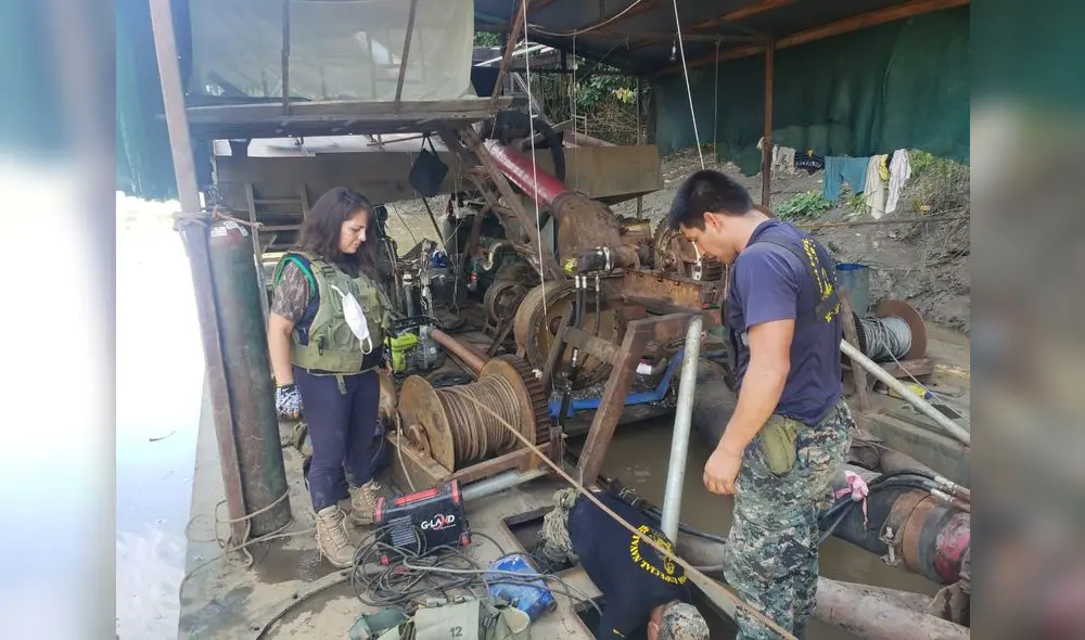 Exfiscal Karina Garay en operativo contra la mineria ilegal en el río Madre de Dios. Exfiscal Karina Garay en operativo contra la mineria ilegal en el río Madre de Dios.