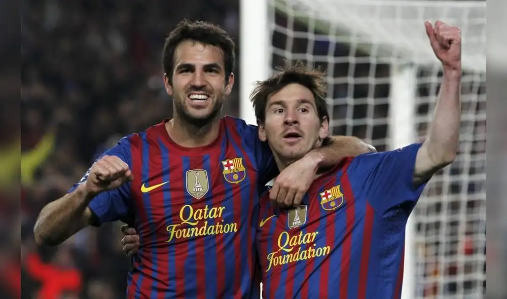 Fábregas celebrando un gol con Lionel Messi en el FC Barcelona.