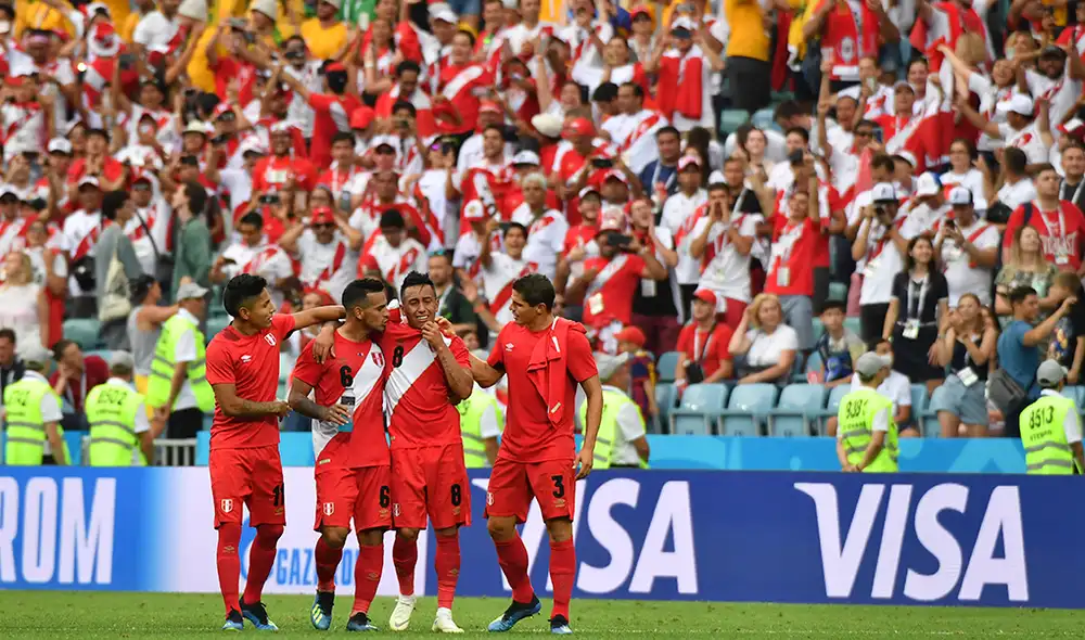 La selección peruana ganó a Australia en el Mundial Rusia 2018 con la camiseta alterna. (Foto: AFP)
