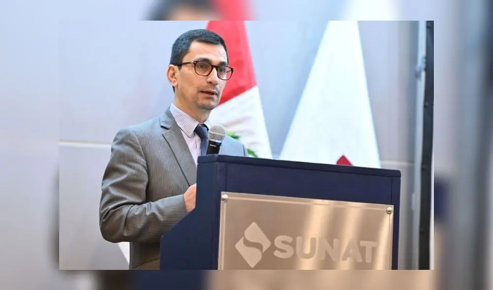 Luis Vera Castillo fue ratificado en su cargo por el ministro de Economía y Finanzas, Pedro Francke. Foto: Sunat