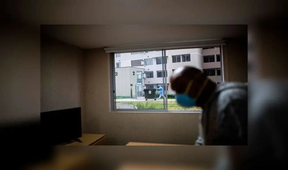Un paciente de coronavirus en su habitación del complejo residencial de la Villa Panamericana, en Lima. Foto: EFE