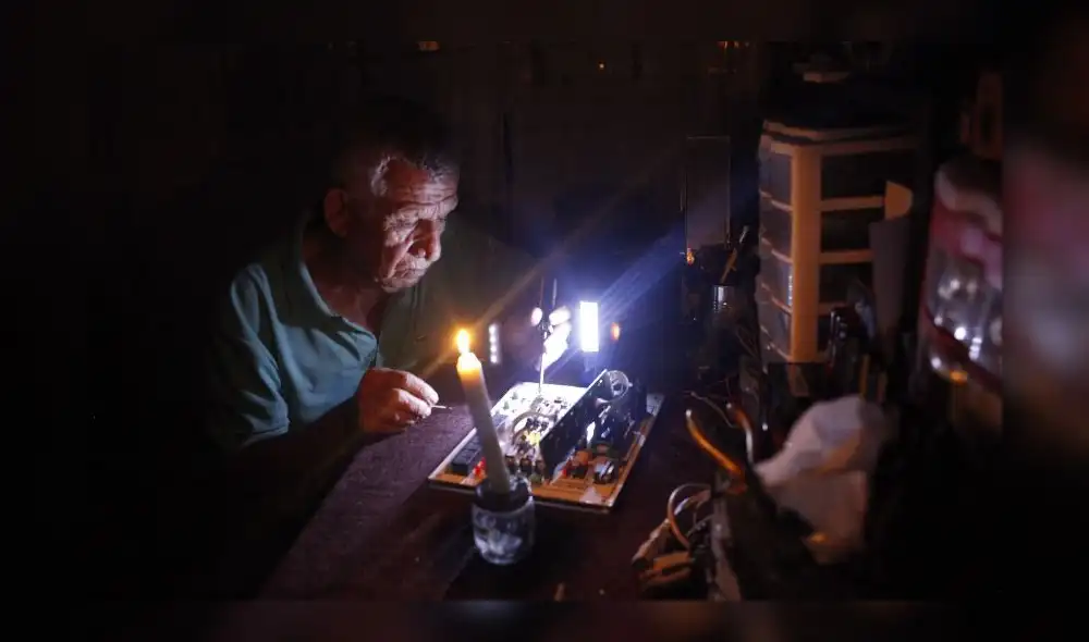 Los cortes de luz programados se dan por mantenimiento de la red eléctrica en diferentes distritos de Lima y Callao. Foto: EFE