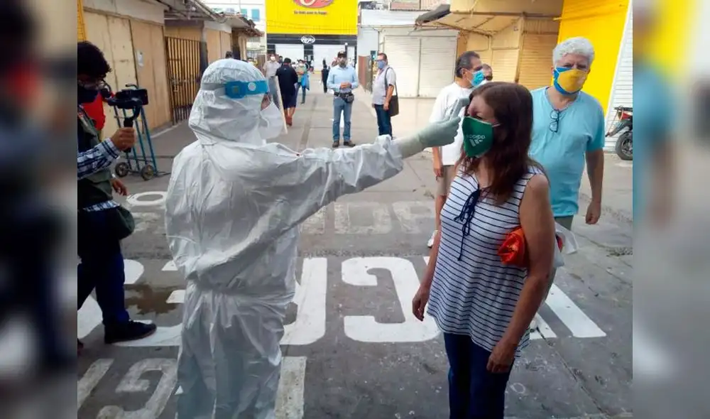 Para el especialista, es importante vigilar el cumplimiento de las normas sanitarias en los espacios públicos, como los mercados. Foto: La República. Para el especialista, es importante vigilar el cumplimiento de las normas sanitarias en los espacios públicos, como los mercados. Foto: La República.