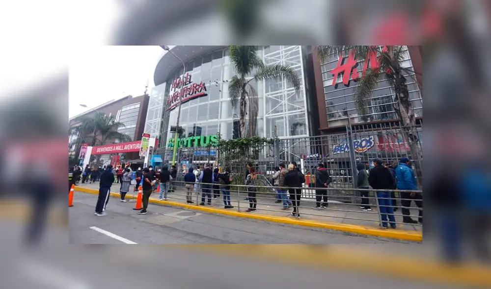 Miles de personas acuden a los centros comerciales, tiendas y otros para adquirir productos u terminar cosas pendientes. Foto: La República