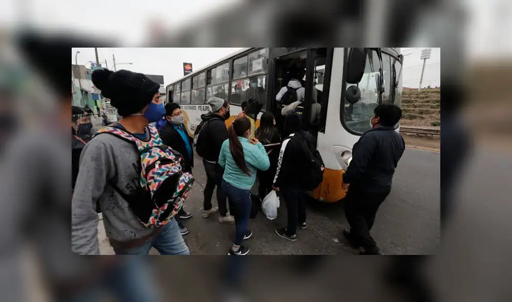 Aglomeraciones en los paraderos de Puente Nuevo. Foto: Jorge Cerdán/La República.