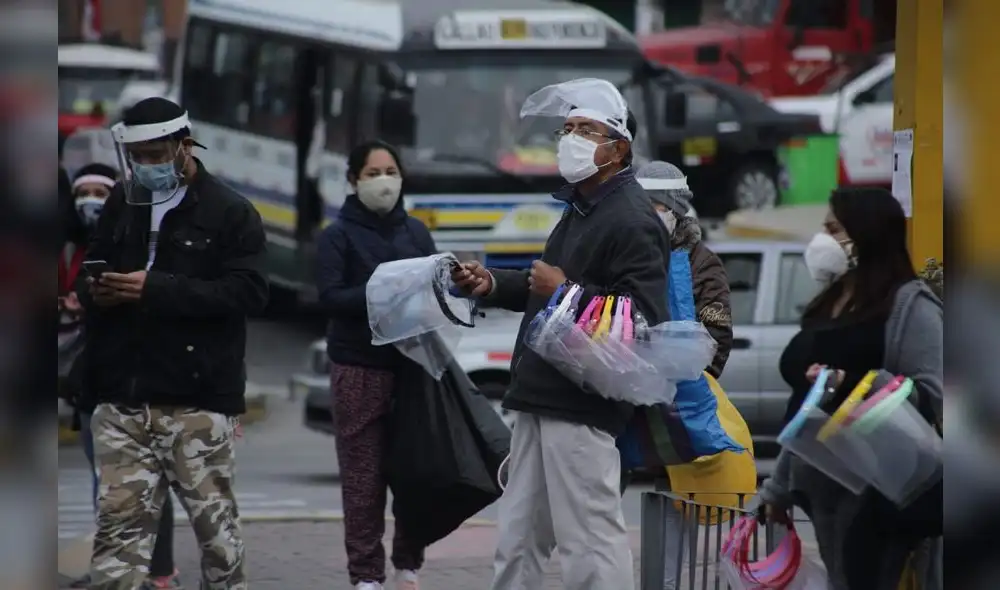 Los comerciantes ambulantes pasaron de ganar un promedio de S/ 46 diarios durante febrero 2020 a S/ 7 diarios entre junio y julio Foto: La República