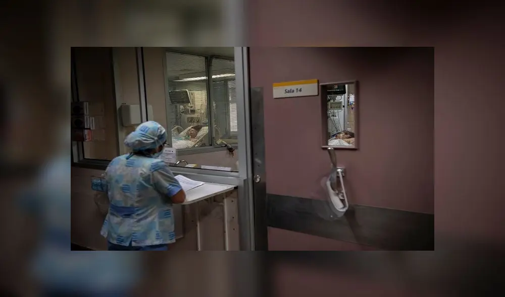 En Chile buscan humanizar las despedidas de los pacientes COVID-19 con sus familiares. Foto: AFP En Chile buscan humanizar las despedidas de los pacientes COVID-19 con sus familiares. Foto: AFP
