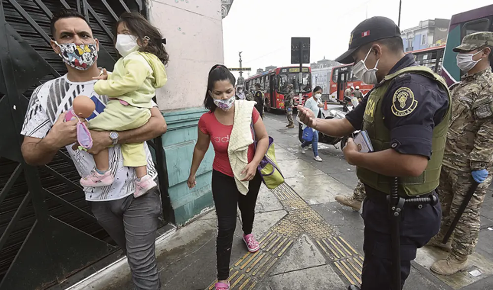Miembos de la PNP ejercerán su voto en sus respectivos locales de votación. Foto: La República Miembos de la PNP ejercerán su voto en sus respectivos locales de votación. Foto: La República