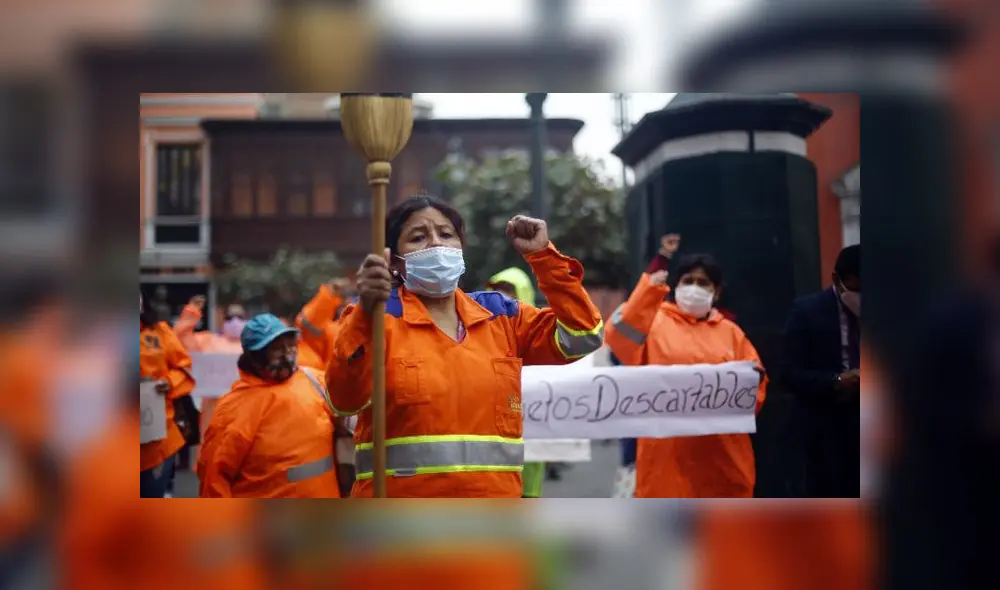 Durante el debate, un grupo de trabajadores de limpieza del Callao realizaron un plantón al Congreso a fin de que se apruebe la ley que las proteja. Foto: Referencial