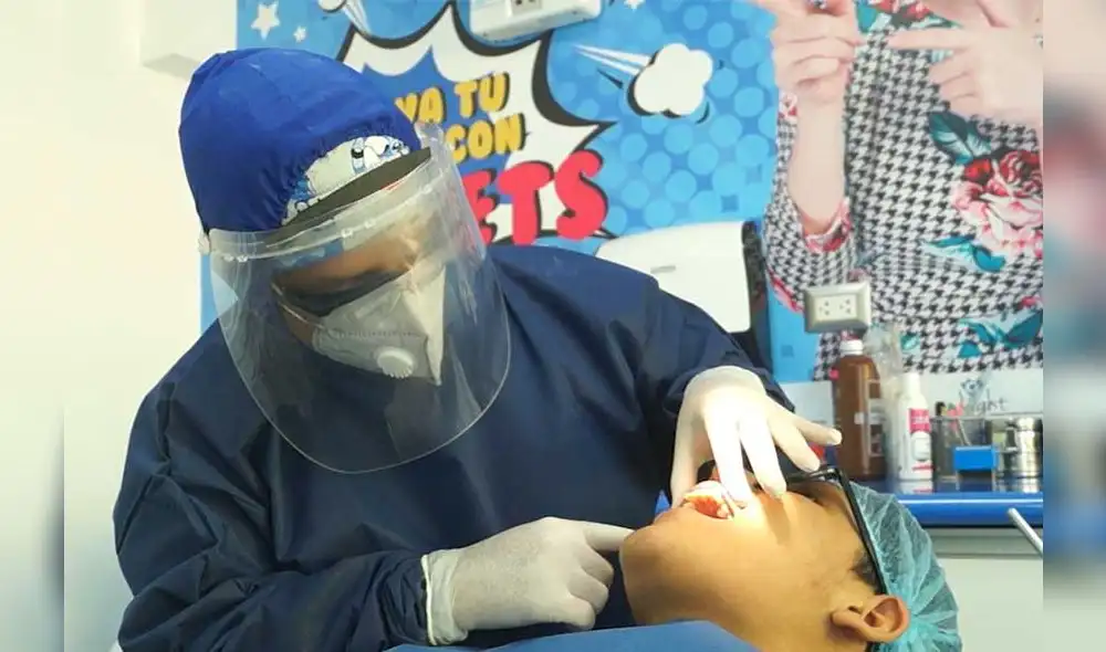 Tanto el dentista como el paciente deben cumplir ciertos protocolos de seguridad establecidos por el Minsa. Foto: Captura TV Tanto el dentista como el paciente deben cumplir ciertos protocolos de seguridad establecidos por el Minsa. Foto: Captura TV
