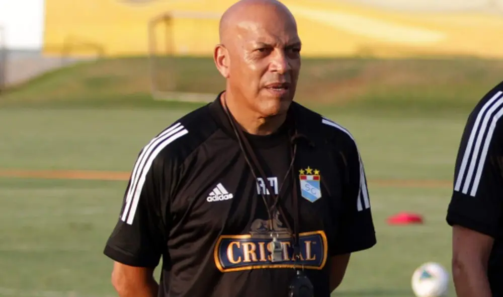 Roberto Mosquera renovó dos años con Sporting Cristal. Foto: La República Roberto Mosquera renovó dos años con Sporting Cristal. Foto: La República