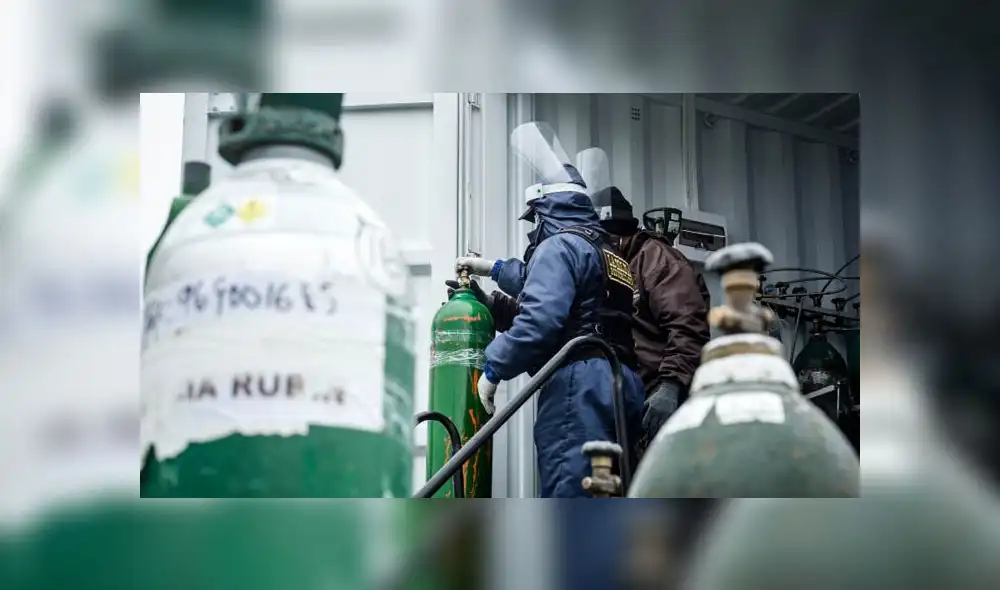 Ellos bastecen los tanques durante dos turnos. Foto: John Reyes / La República. Ellos bastecen los tanques durante dos turnos. Foto: John Reyes / La República.