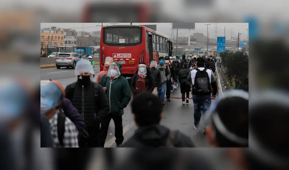 Gran cantidad de pasajeros se registró este miércoles 7 en los paraderos ante el paro de transporte. Foto: Jorge Cerdán / La República