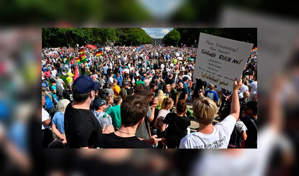 Manifestantes anti-COVID-19 se reúnen en Berlín para protestar contra el Gobierno por las restricciones sanitarias. Foto: AFP / John Mac Dougall