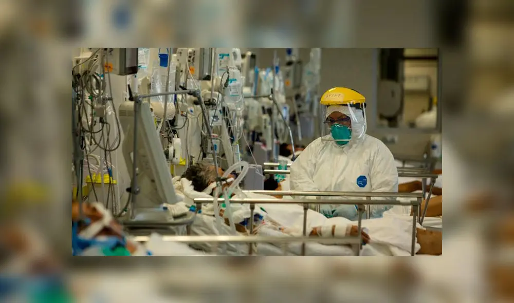 Mujer pide a las autoridades que pueden ayudarla a conseguir cama UCI. Créditos: John Reyes Mejía / La República.