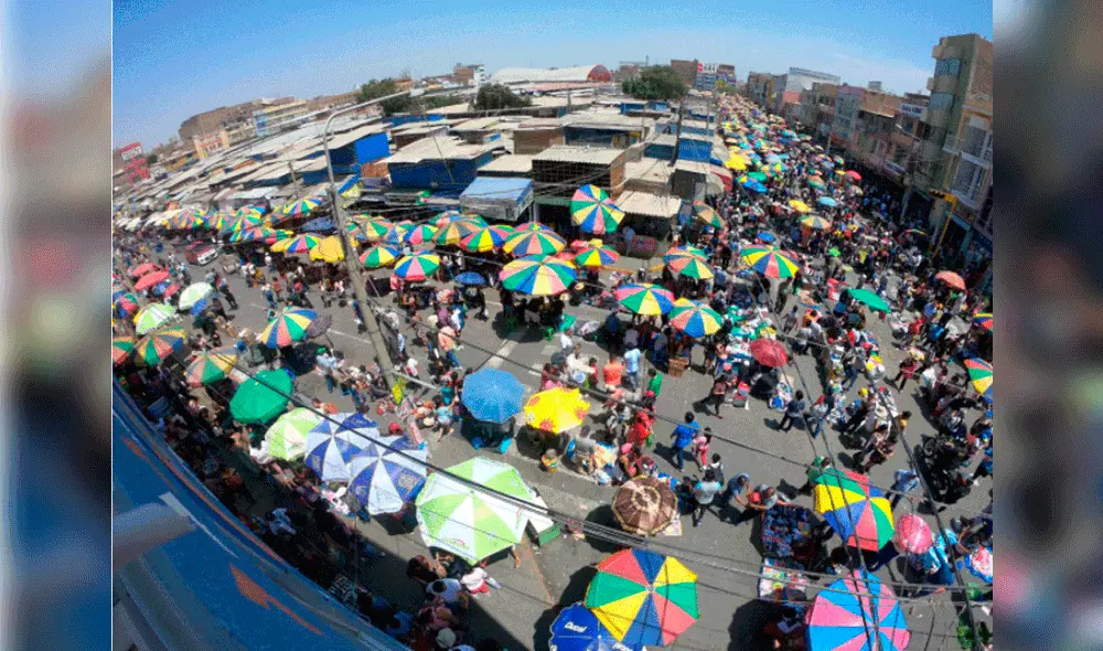 El mercado Modelo es invadido por más de diez mil informales. Foto: Clinton Medina.