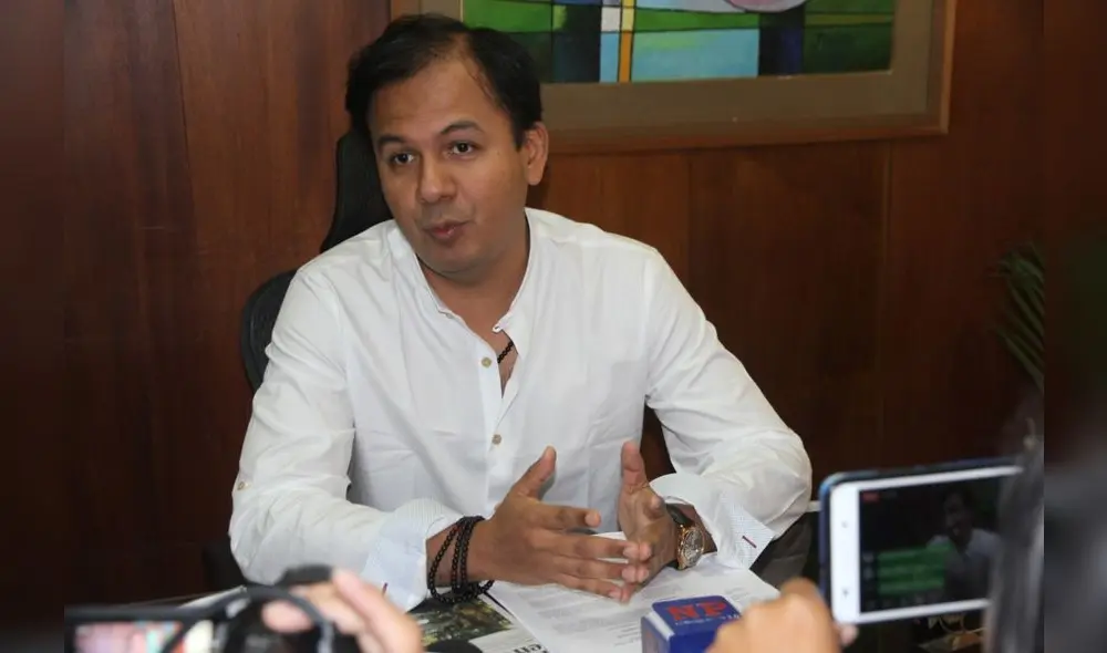 Alcalde de Piura es observado por ciudadanía. Foto: La República