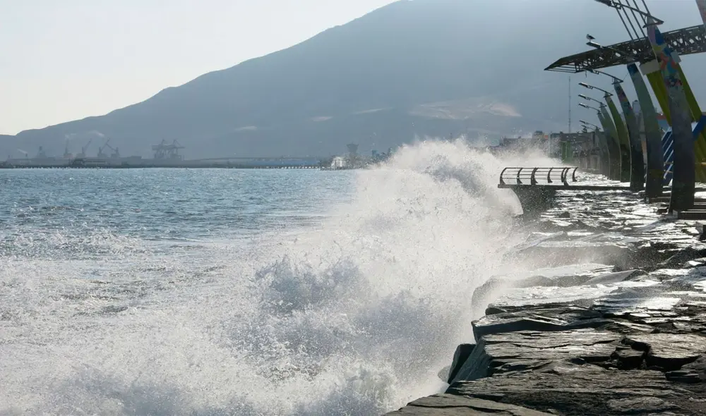 Oleajes anómalos podrían generar daños en las zonas costeras. Foto: Andina Oleajes anómalos podrían generar daños en las zonas costeras. Foto: Andina