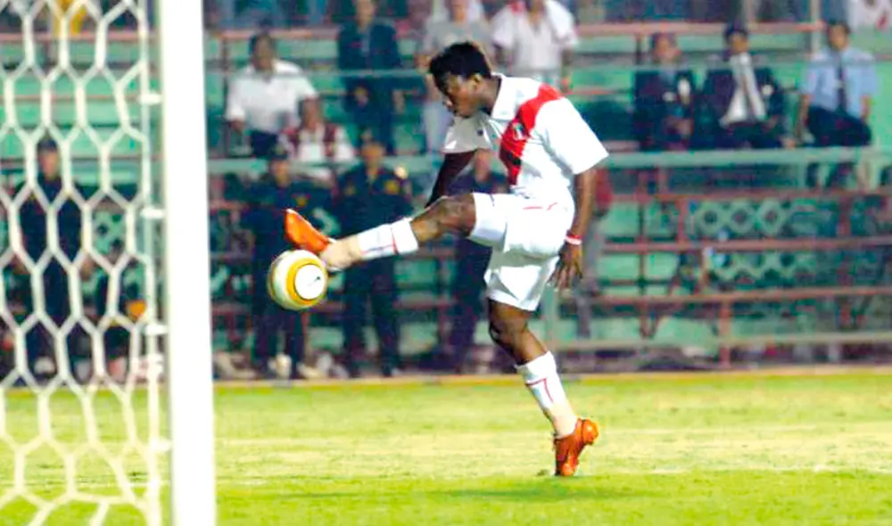 En total, Mendoza marcó cuatro goles con la selección peruana. Foto: Archivo En total, Mendoza marcó cuatro goles con la selección peruana. Foto: Archivo