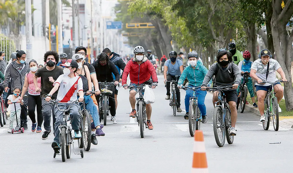 Personas deben usar doble mascarilla y protector facial. Foto: La República