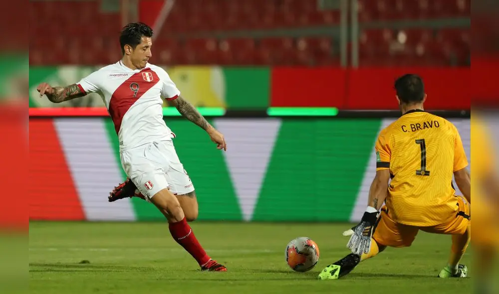 Lapadula jugó con Perú por primera vez ante Chile. Foto: AFP