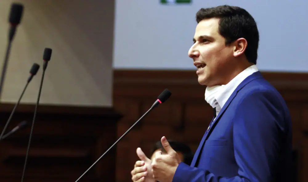 César Combina detalló que su iniciativa legislativa buscaría la modificación de dos artículos del reglamento del Parlamento. Foto: Congreso