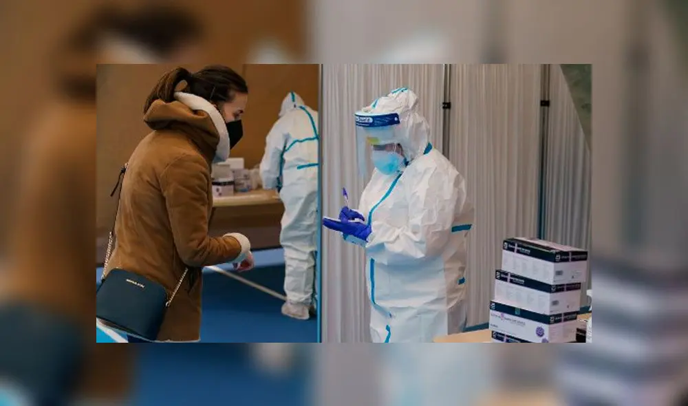 Una mujer recibe su pasaporte COVID-19 después de haber recibido su dosis completa de la vacuna contra el coronavirus. Foto: AFP