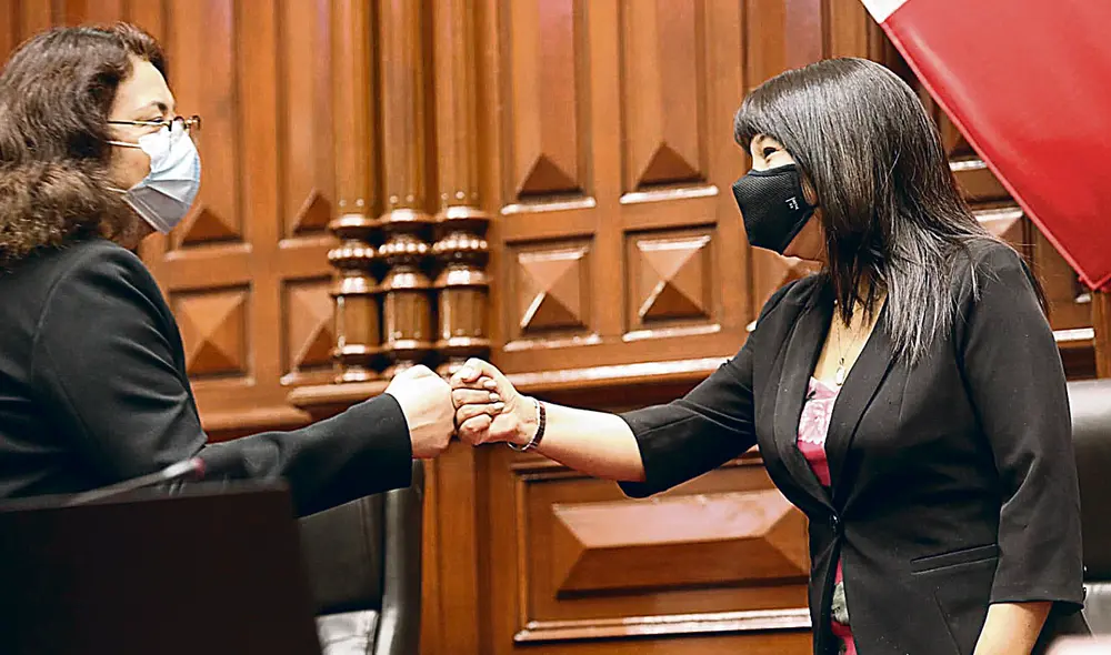 Mirtha Vásquez y Violeta Bermúdez