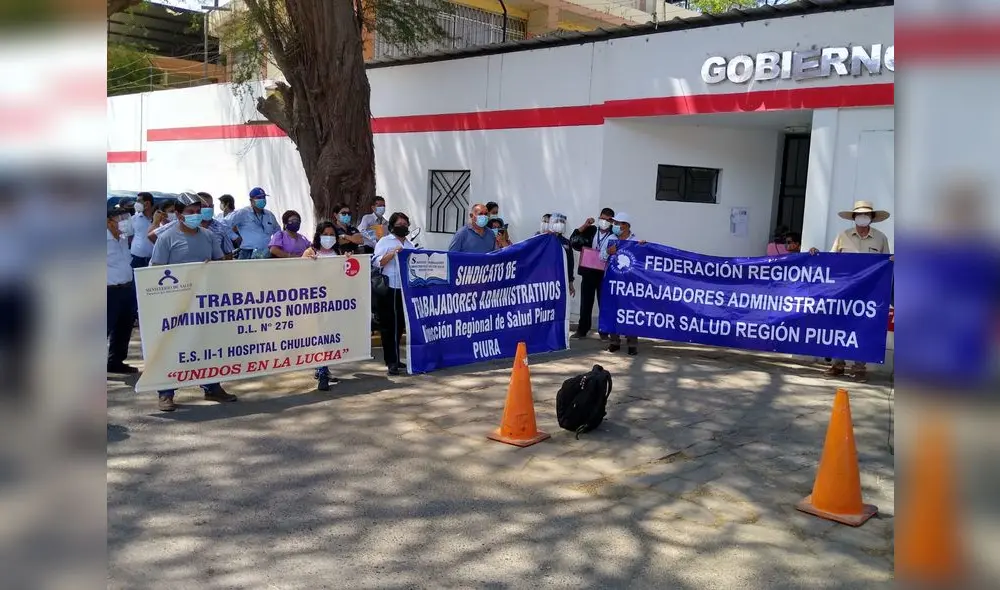 Médicos de Piura realizan plantón para pedir construcción de hospital. Foto: La República Médicos de Piura realizan plantón para pedir construcción de hospital. Foto: La República