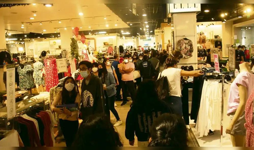 Jóvenes se exponen a contagios en centros comerciales y reuniones sociales. Foto: difusión