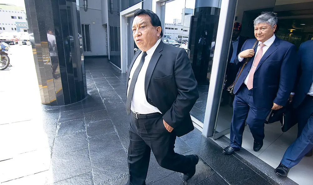 Luna Gálvez y su abogado Mateo Castañeda visitaron la Fiscalía para aparentemente averiguar el avance del caso a fines de setiembre. Foto: La República Luna Gálvez y su abogado Mateo Castañeda visitaron la Fiscalía para aparentemente averiguar el avance del caso a fines de setiembre. Foto: La República