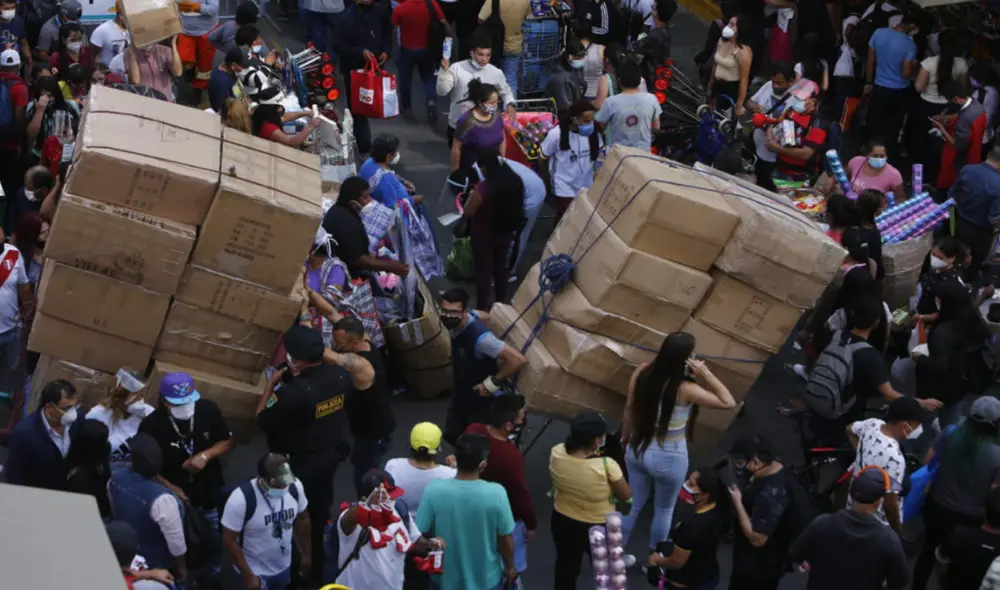 En el Centro de Lima se reportaron aglomeraciones por las fiestas de fin de año . Foto: Marco Cotrina / La República En el Centro de Lima se reportaron aglomeraciones por las fiestas de fin de año . Foto: Marco Cotrina / La República
